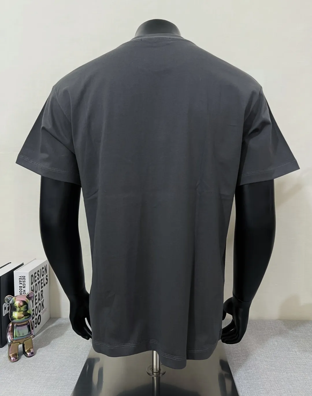 P140 Stone Island/Stone Island classic official website is on sale; small logo embroidery and pressed round neck short-sleeved T-shirt, strictly control the size of the logo, neat and clear letters, and the details are consistent with the original version; the original 240g double yarn 100% cotton fabric is selected; the upper body is simple, beautiful and very durable, with three-needle stitching and high-standard workmanship, with complete three-label details, high-temperature washing, soft fabric, better breathability, no shrinkage or deformation after washing, versatile style Match as you like, European size version, colors: black, dark gray, lilac gray, white; sizes XS-L, (L can wear up to 200 pounds)